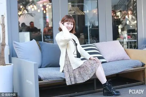 "举重妖精"李圣经短发齐刘海学生范十足