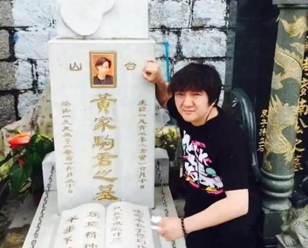 杨臣刚"穿越"与黄家驹同台!当年曾在对方坟头弹唱惹众怒