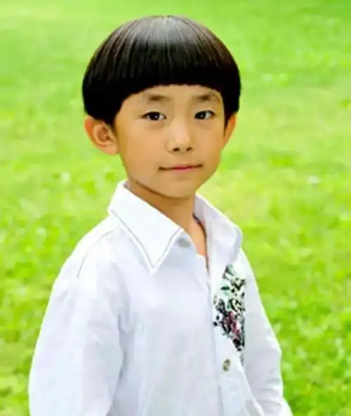 小时候也出演过不少广告,小时候的易烊千玺长的黑瘦,只能算是可爱.