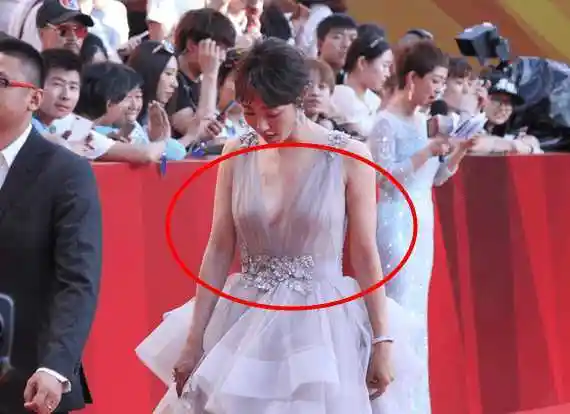 白百何穿透纱裙挤乳, 网友直呼: 胸罩都没穿, 怪不得会出轨