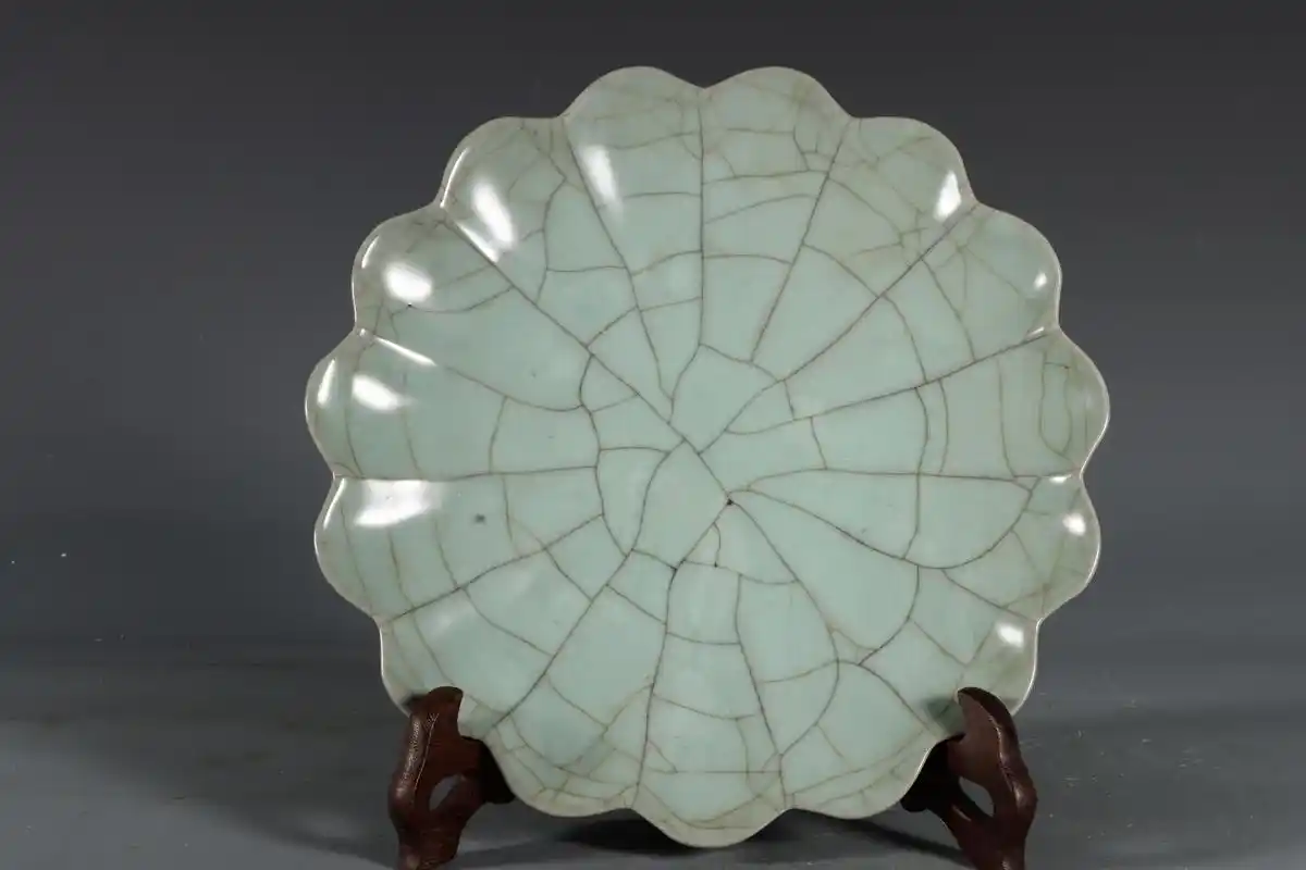 南宋官窑粉青釉菊辫盘洗 高3.4口径21底径5.4公分