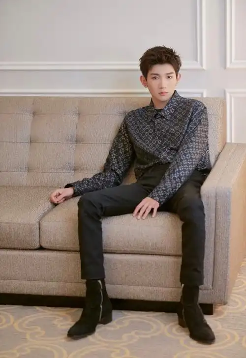 王源的锁骨杀肌肉秀大长腿男生羡慕女生爱到不行