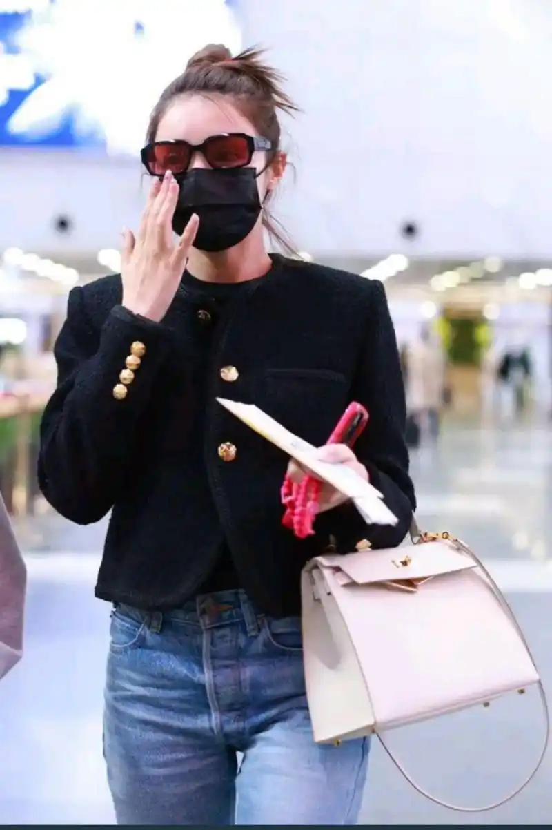 麦迪娜现身北京机场!