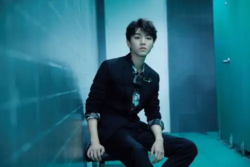 [tfboys][分享]200511 给王俊凯一把椅子,看总裁强势上线