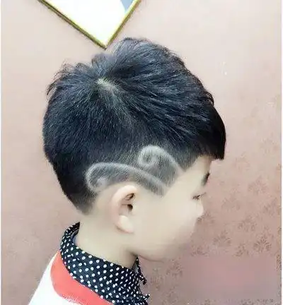 2019男宝宝寸头加刻痕发型就是这么潮