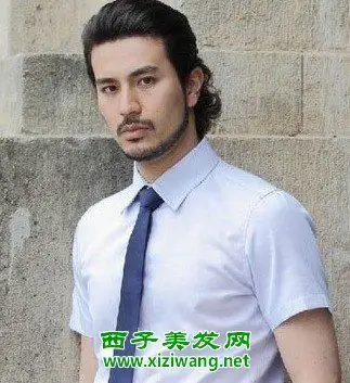 打理的极具绅士感的男生大背头长发无刘海发型造型,也是很多明星艺术