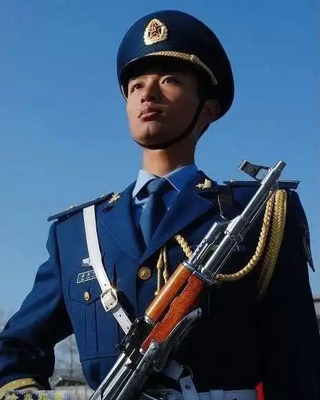 求一张军人的照片,不合主题的就不要乱发了.