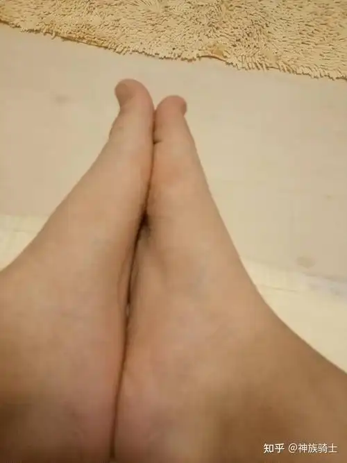 我想看两个女生脚底对脚底比大小哪个爸爸有