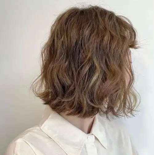 女生蛋卷烫发型图片 甜美减龄短发蛋卷头