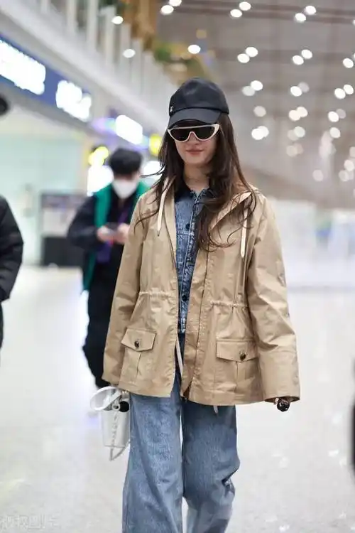 原创刘亦菲从哪找来的丑衣服收腰短风衣土气又显壮全靠美貌撑着