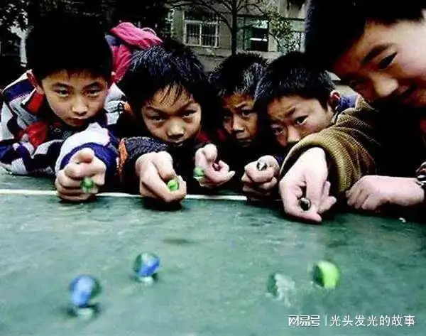 小时候的我们,虽然物质匮乏,但是我们经历了精神富足的童年.