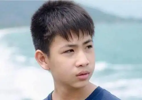 青春又显酷男生短发就这样扎男生从平头到油头如何选择留发过程的发型