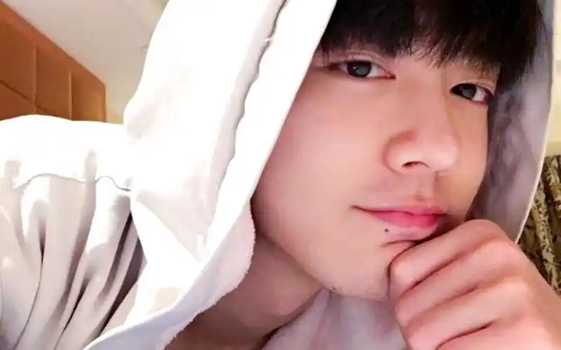 肖战以前喜欢微博发这种可可爱爱的照片,后来碰到姑苏醋精王一博再也