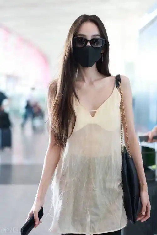 古力娜扎瘦成"排骨精"?穿鹅黄色吊带秀香肩锁骨,清凉又惹眼