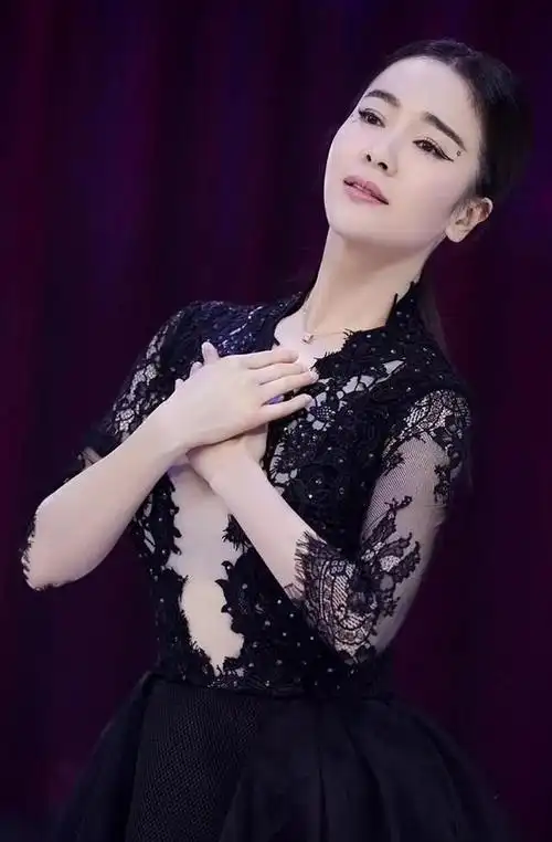 记得她在《乘风破浪的姐姐》里那个劲儿吗?