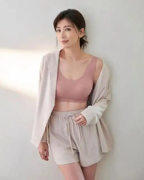 今日佳人:贾静雯,台湾省女演员,出生于1974年10月7日,身高160cm,体重