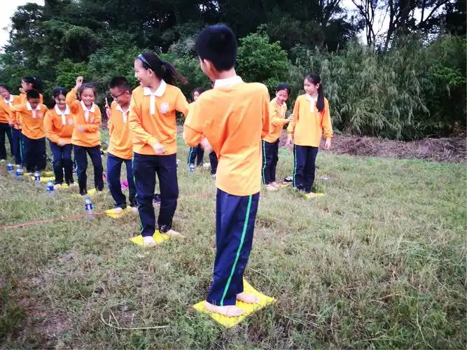 指压板上的"痛"与"乐"——502班团队拓展活动