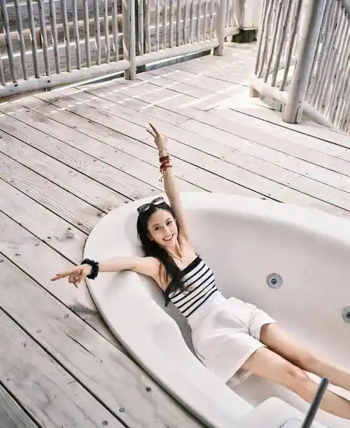 佟丽娅晒海边度假美照,条纹抹胸搭白色短裤,清爽又减龄!
