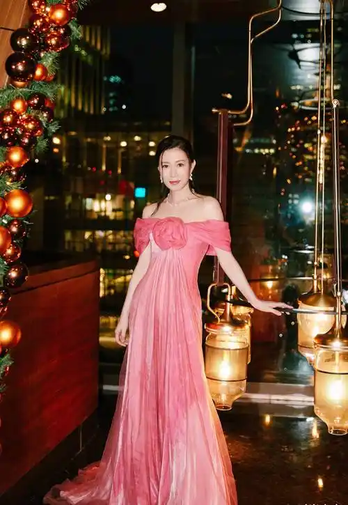 原创佘诗曼生日会美照雪纺印花上衣配短裙头顶皇冠这次是仙女娘娘