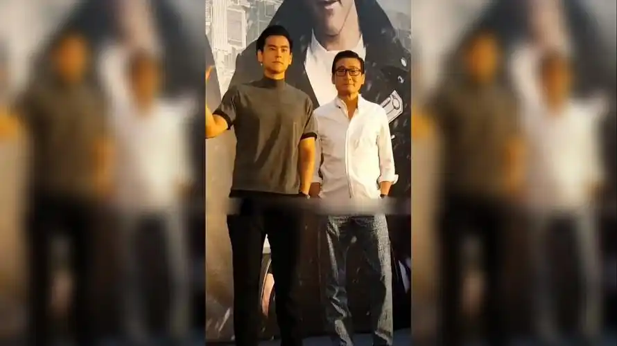 64岁的千面影帝梁家辉和彭于晏同台出席活动