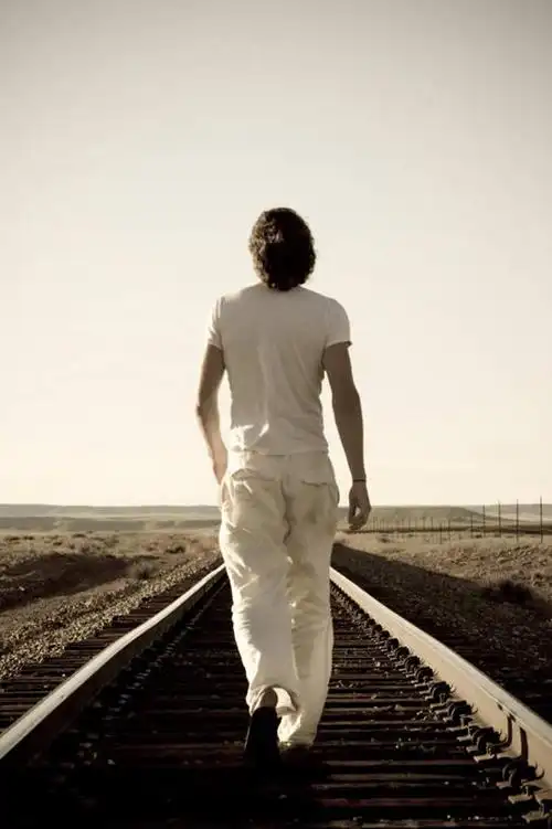 西方人,一个人,走,竖图,全景,室外,白天,天际线