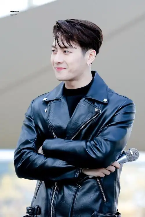 王嘉尔  穿皮衣的酷盖小甜