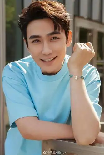 品牌官博更新朱一龙最新宣传图 "蓝"朋友的笑容你打几分呢?