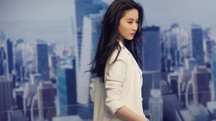 回车桌面>电脑壁纸>明星>大陆明星>气质女神刘亦菲白色西装优雅迷人