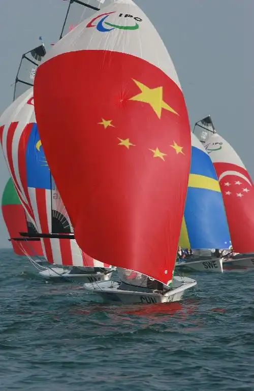 图文帆船赛场片片风帆映日红选手海上争风头