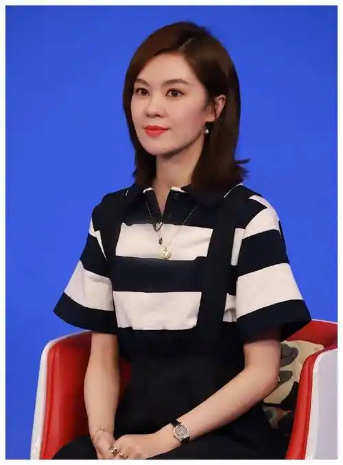 原创快女郁可唯绝了在身上绑十条抹布当衣服没想到潮爆全网