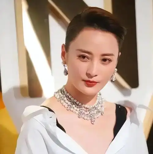 偶遇陈建斌蒋勤勤带小儿子看展5岁儿子露正脸模样跟爸爸很像