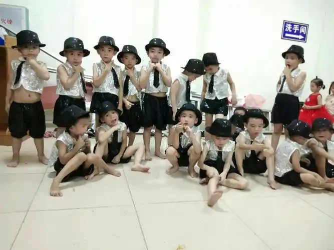 大三班庆"六一"儿童节文艺汇演后台花絮