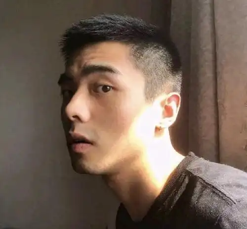 今天给大家带来的是一位微博网红_仅凭一张半侧脸照片_就红遍ga