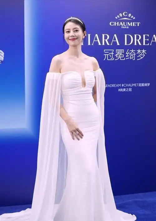 44岁高圆圆太敢穿!抹胸深v深藏不露,观众眼球被"折服"