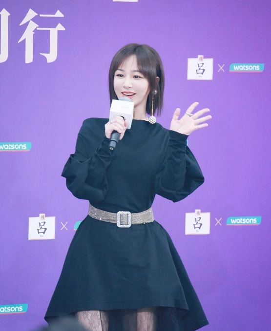 杨紫减肥成功!终于敢穿短裙现身活动,薄纱裙配"电杆腿"绝美