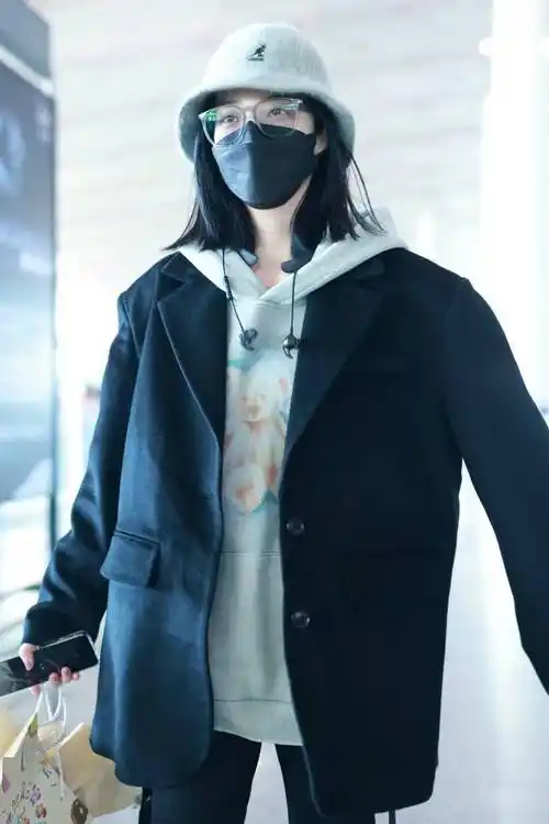 演员万鹏示范舒适感冬日穿搭 灰色帽衫配西服外套韩系美女既视感