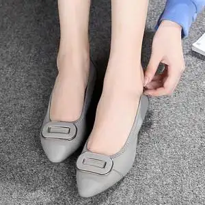 春秋方扣尖头妈妈鞋单鞋女真皮软底舒适中年皮鞋平底平跟休闲女鞋