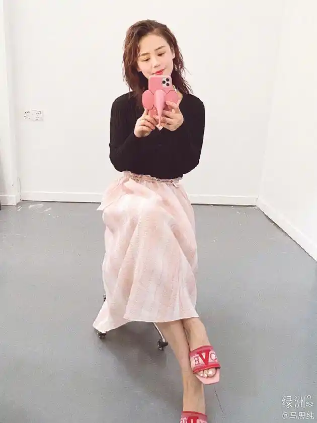 马思纯卷发造型配粉红裙绿洲晒照曝灵感来自这里