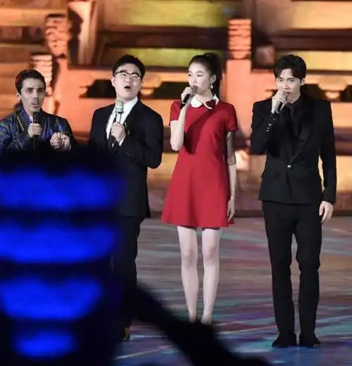 关晓彤和李易峰同台虽然没有互动但看得出关晓彤很尊重李易峰