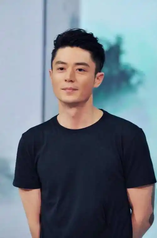 霍建华被偶遇,43岁依旧帅气不减,稀疏白发抢镜!粉丝偶遇感言曝光