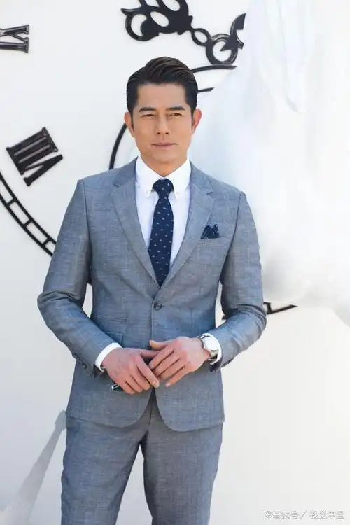 "四大天王"郭富城架黑超亮相上海,西装革履54岁型男风范十足