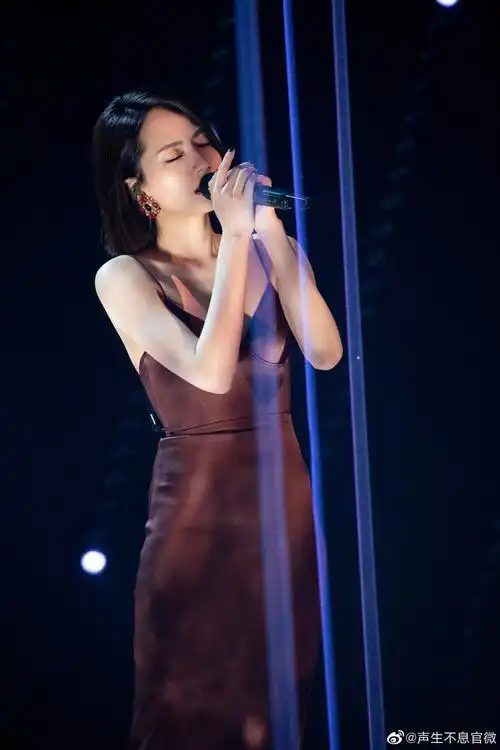 在歌中,如果说原唱钟镇涛唱的是自己的爱情,那么刘惜君唱的就是自己的