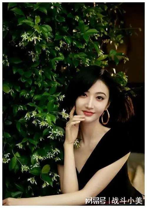 景甜晒御姐风美照妆容精致 穿小皮裙秀出修长美腿