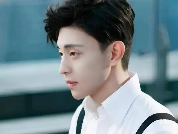 邓伦被曝新恋情神秘女友身份曝光引发猜测