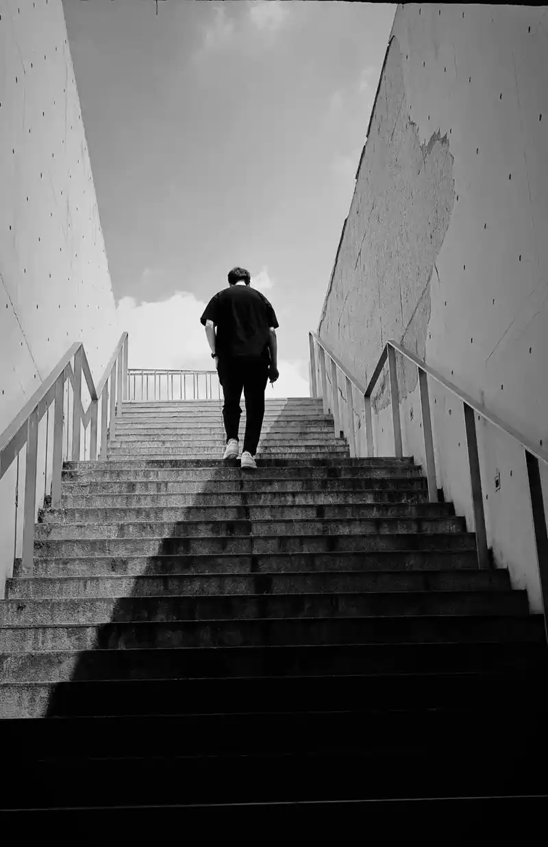 行走的光影.龙美术馆#黑白系 #背影 #城市记忆 #不算摄影 - 抖音