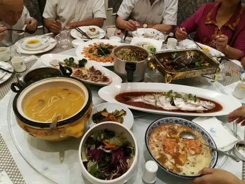 包厢十个人最低团购588套餐够吃了……就是打包盒还要收费,鼓励打包