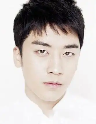 李胜贤的健康肤色,是一款减龄时尚的韩国男生短发设计.