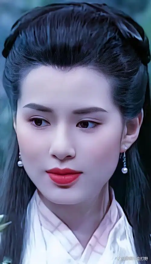 凭"小龙女"一角走红,身材傲人,风韵犹存的李若彤为何