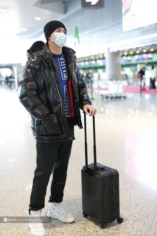 街拍高伟光黑色亮面羽绒服蓝色毛衣运动裤毛线帽潮酷帅气