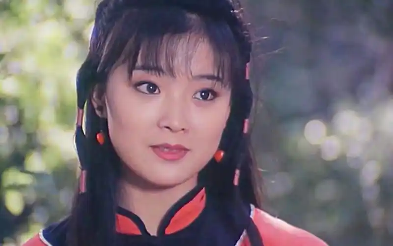 19岁的王艳真水灵,好有辨识度,一曲《月满西楼》勾起满满回忆!